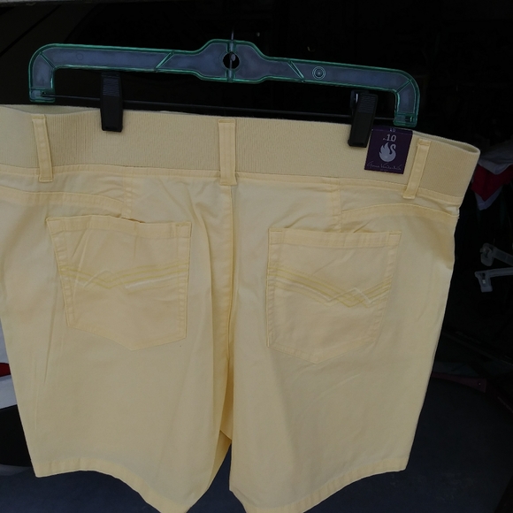 Shorts - Picture 2 of 3